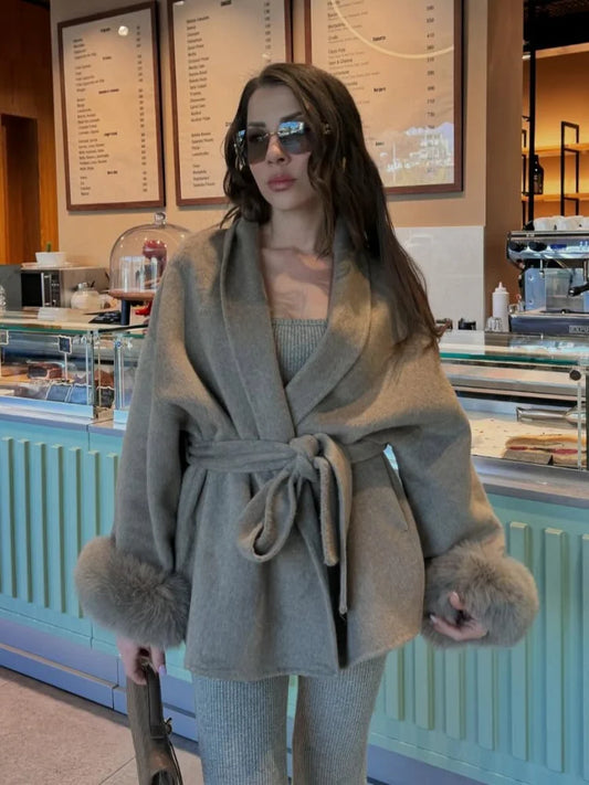 Manteau Femme Élégant à Manches en Fausse Fourrure et Lacure