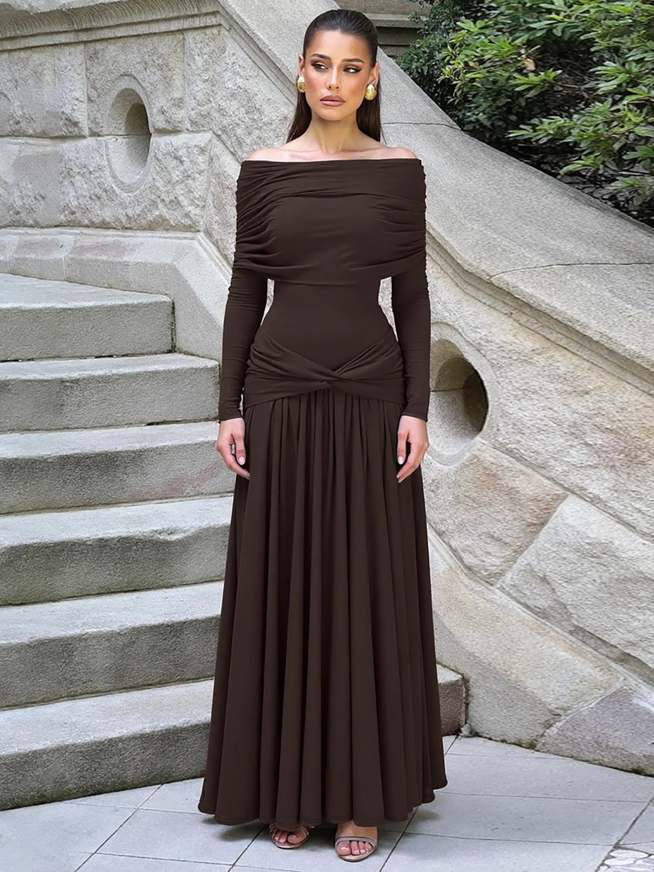 Robe longue plissée épaules dénudées – Coupe ajustée