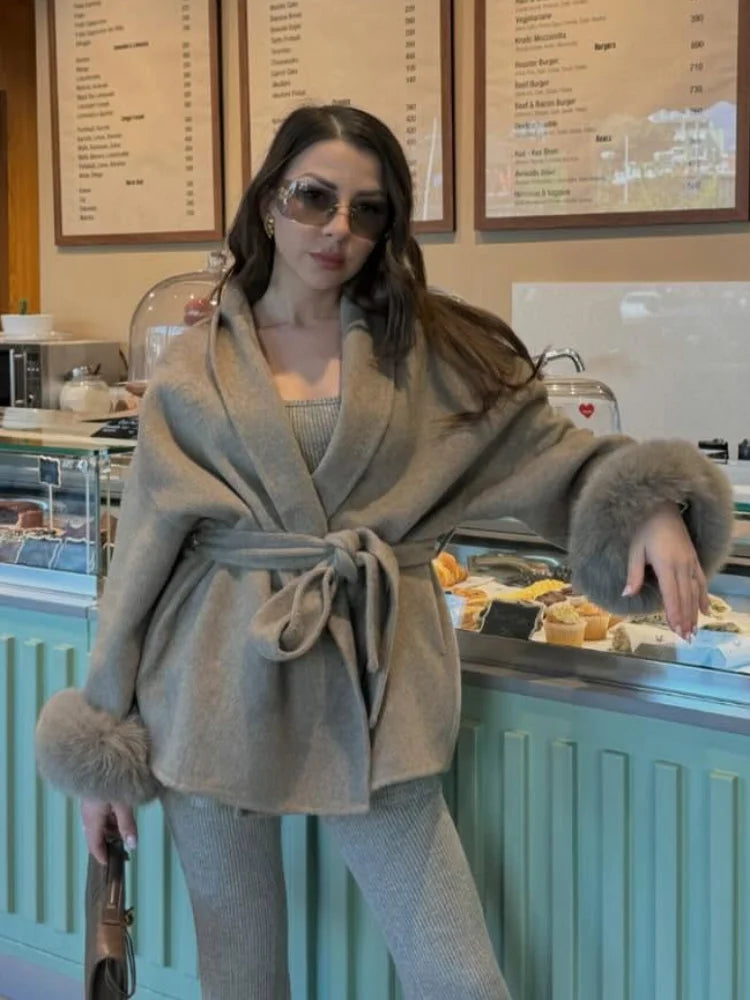 Manteau Femme Élégant à Manches en Fausse Fourrure et Lacure