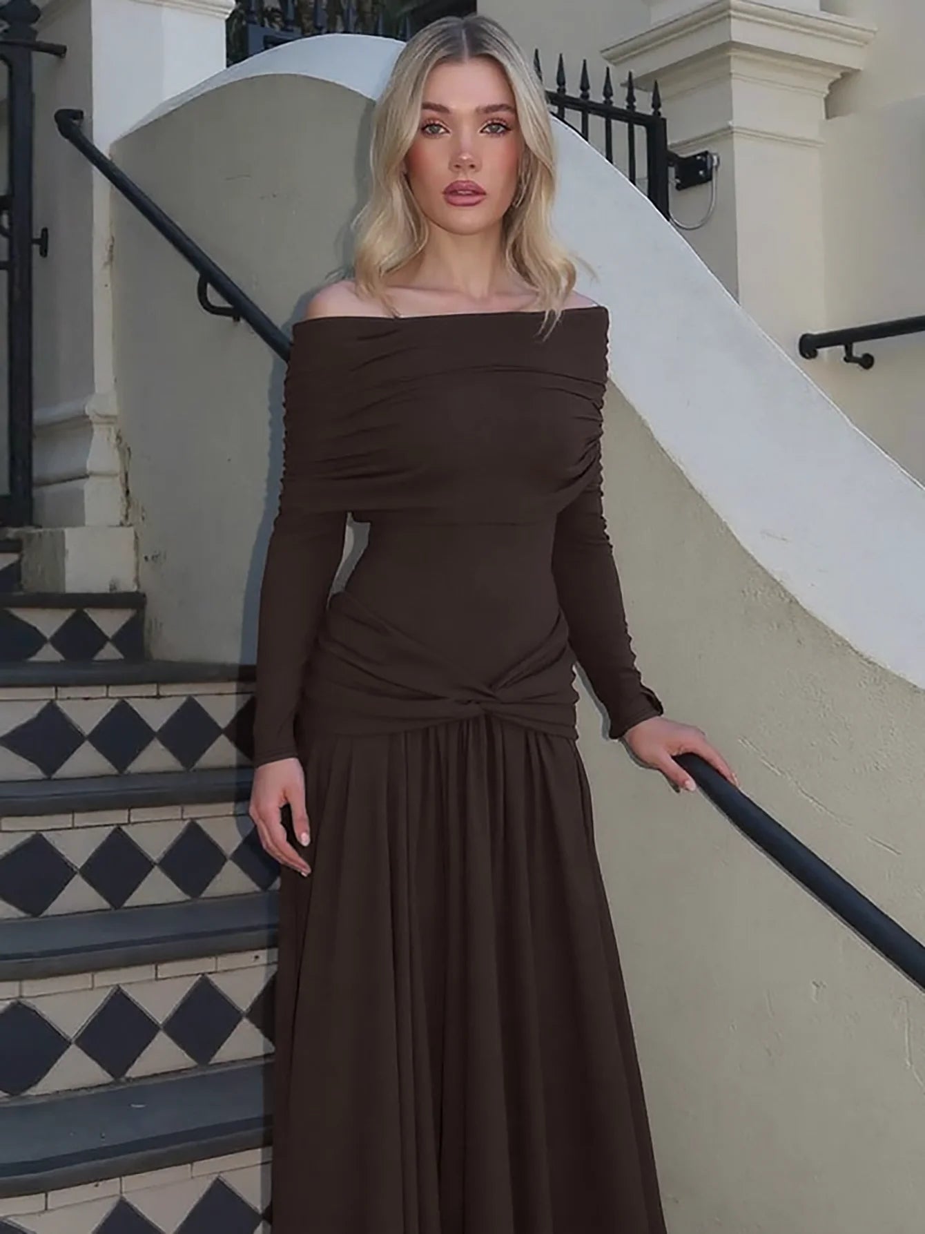 Robe longue plissée épaules dénudées – Coupe ajustée