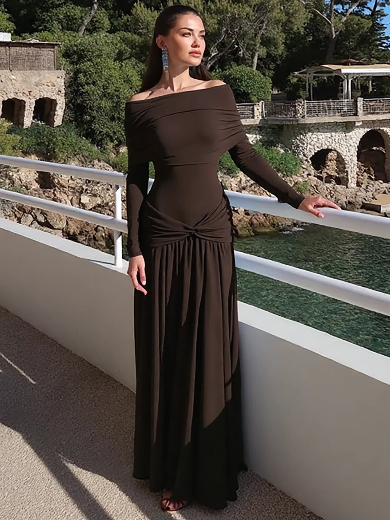 Robe longue plissée épaules dénudées – Coupe ajustée