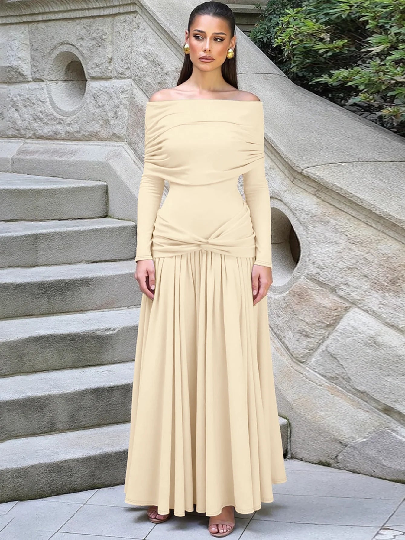 Robe longue plissée épaules dénudées – Coupe ajustée